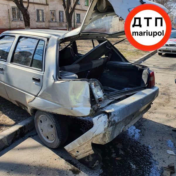 Железо «всмятку»: в Мариуполе «Kia» въехала в припаркованный автомобиль