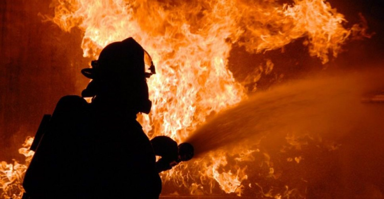 В Мариуполе во время тушения пожара спасли мужчину