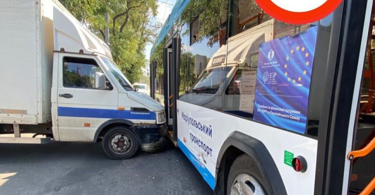 В Мариуполе автомобиль без водителя врезался в троллейбус