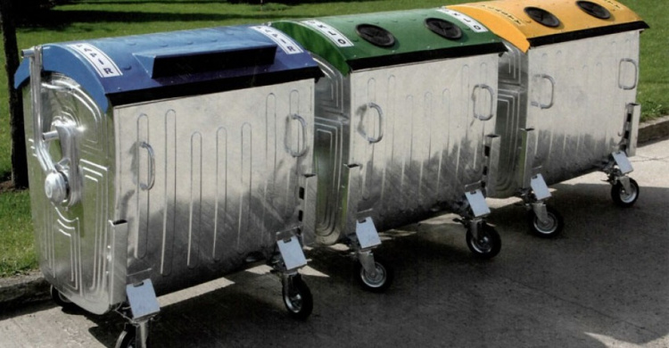 На борьбу с мусором в Мариуполе купят 10 мусоровозов и 1100 евроконтейнеров за 42 млн грн.