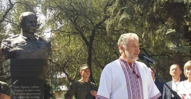На Донбассе на одного Шевченко больше: в Угледаре открыли памятник Кобзарю