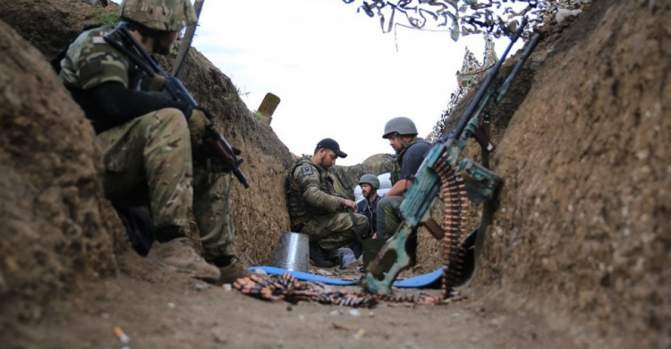 На Донбассе погиб один украинский военнослужащий, еще двое ранены