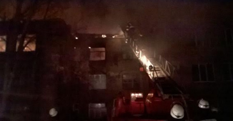На Донетчине эвакуировали жителей из-за пожара в трехэтажном доме (ФОТО)