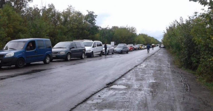 На двух КПВВ в Донбассе сложилась критическая ситуация из-за наплыва людей (ФОТО)