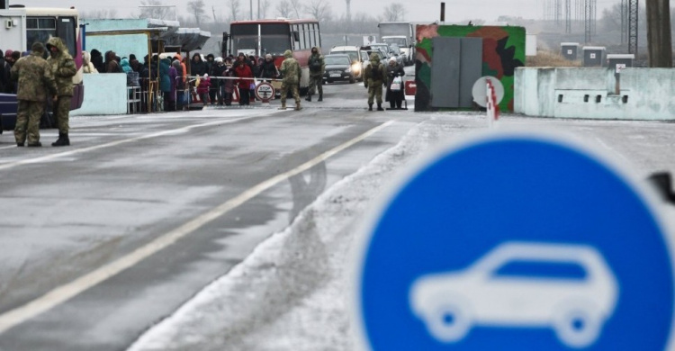 На КПВВ Донбасса утром скопилось 800 машин