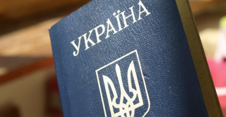 В Донецке в украинские паспорта за деньги вносят изменения