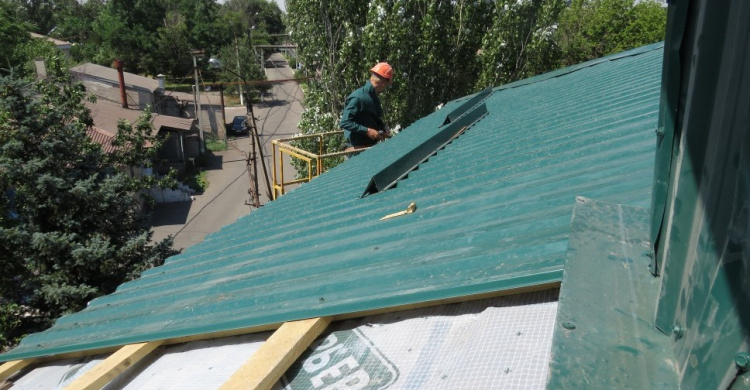 На корпусе мариупольской больницы зазеленела крыша стоимостью 650 тыс. гривен (ФОТО)