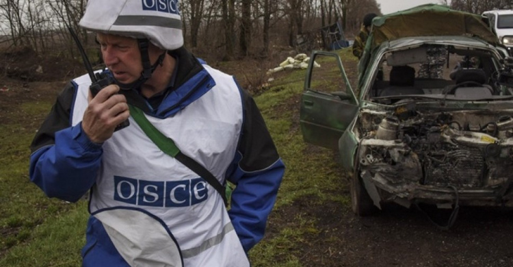 На Луганщине агрессивные люди угрожали наблюдателям ОБСЕ автоматом 