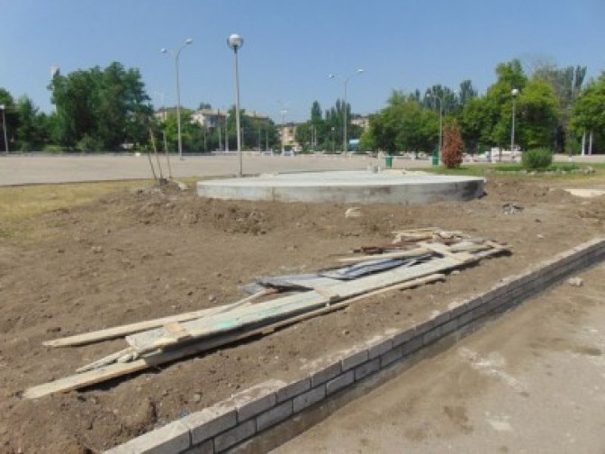 В Мариуполе установлен фундамент под бюст Владимиру Бойко (ФОТО)