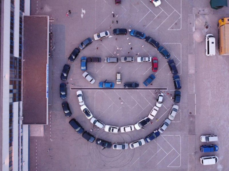 Ко Дню молодежи: в Мариуполе создали гигантский смайл из машин (ФОТО+ВИДЕО)