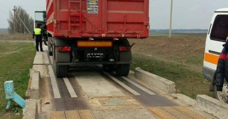 Направлявшиеся в Мариуполь грузовики-длинномеры оштрафованы на тысячи евро (ФОТО)