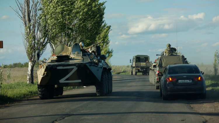 Росіяни перекидають військову техніку через Маріуполь та посилюють репресії цивільних
