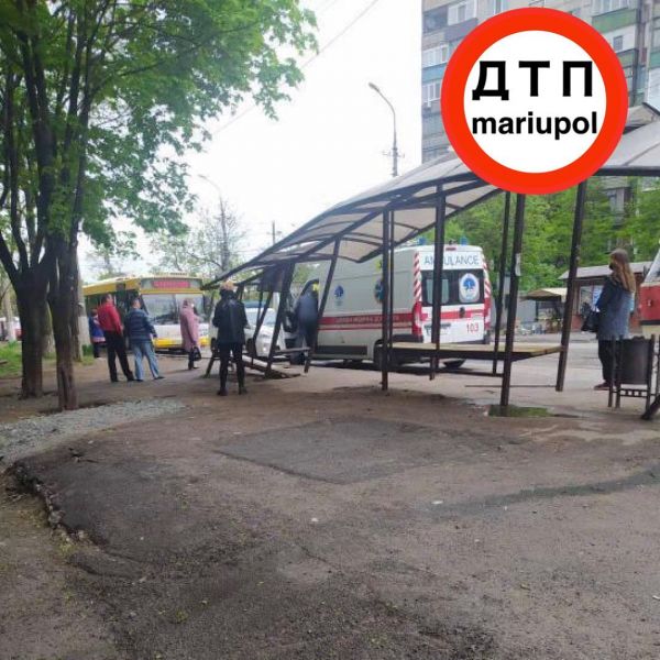 В Мариуполе пассажирский автобус врезался в остановку