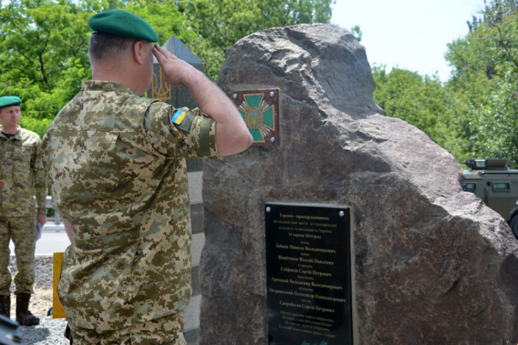  На месте гибели пограничников в Мариуполе появился памятный знак (ФОТО)