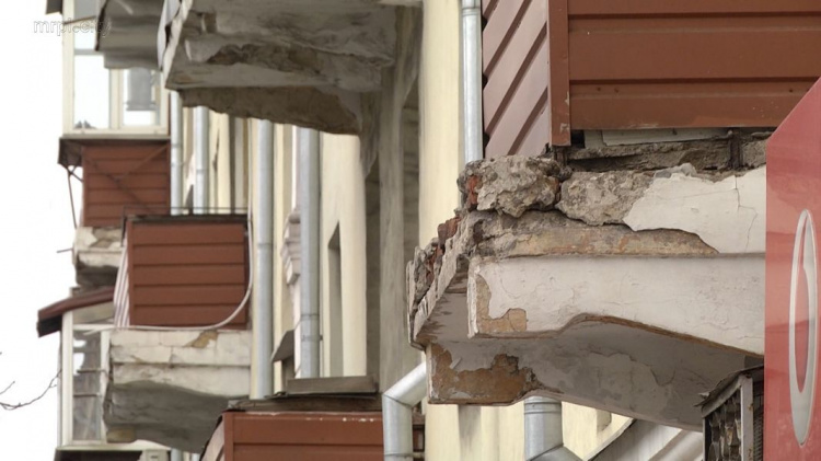 В центре Мариуполя на прохожих падают балконы (ФОТО)