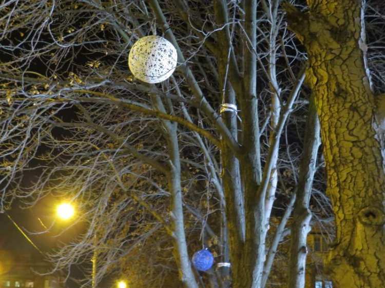 Гигантские шары украсили главный проспект Мариуполя (ФОТОФАКТ)