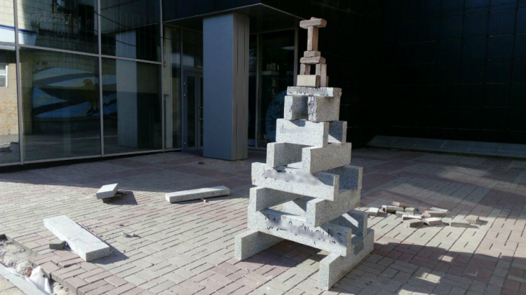 Новая «Вавилонская башня». В центре Мариуполя вырос «арт-объект» вандалов (ФОТОФАКТ)
