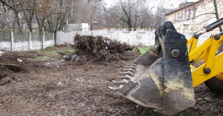 «Неприкасаемая» свалка в центре Мариуполя доживает последние минуты (ФОТОФАКТ)