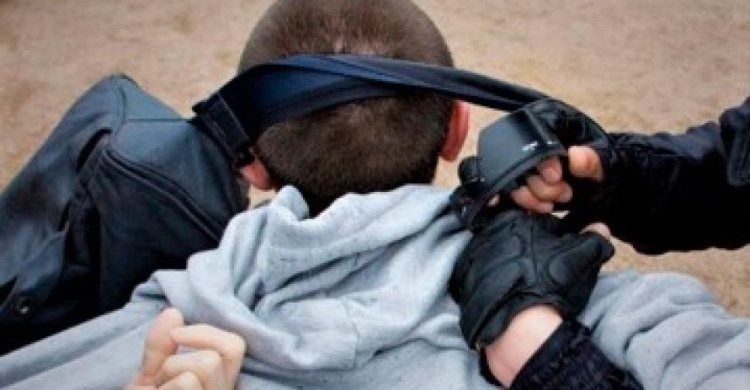 Приемы рукопашного боя: на Донетчине полицейского подозревают в травмировании ребенка (ДОПОЛНЕНО)
