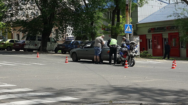 В Мариуполе пьяный рыбак помял «Тойоту» у здания полиции (ФОТО)