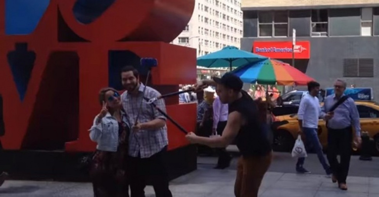 Нет селфи! Американец перерезает селфи-палки прохожих в Нью-Йорке (ВИДЕО)