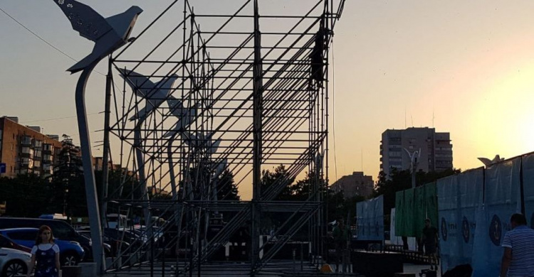 В центре Мариуполе для футбольных болельщиков установят большой LED-экран