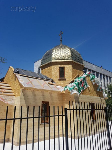 В Мариуполе установили купол на полицейском храме (ФОТОФАКТ)