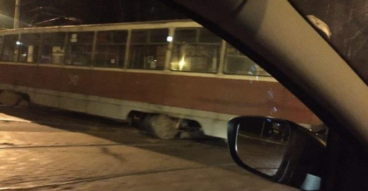 В Мариуполе трамвай слетел с рельсового пути (ФОТО)