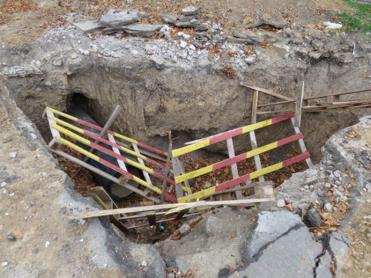 В Мариуполе на дороге опасная яма может стать ловушкой для машин и пешеходов (ФОТОФАКТ)