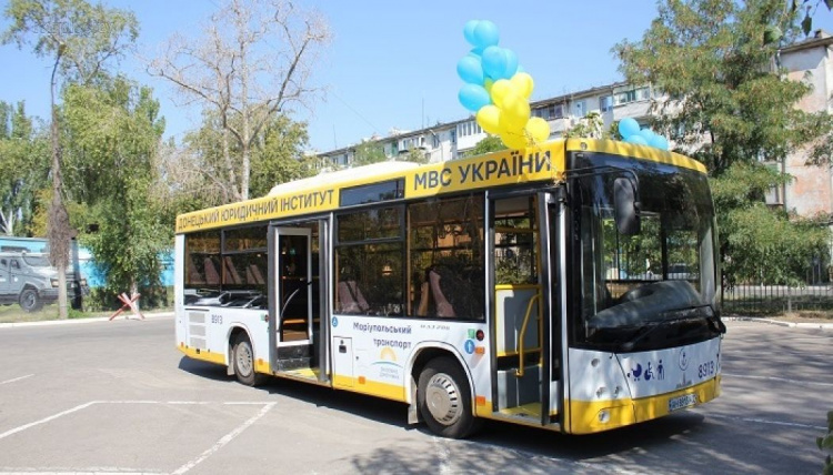 Мэр Мариуполя подарил студентам юридического института новый автобус (ФОТО)