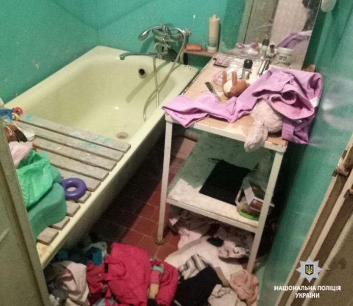 «Вышла на 10 минут»: в Мариуполе нашли мать, бросившую детей в запертой квартире (ФОТО)