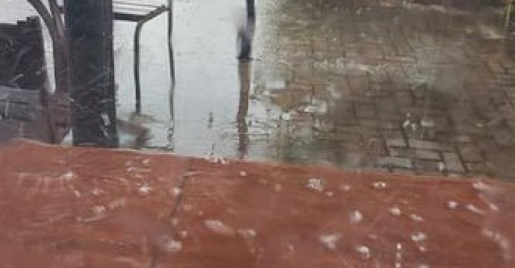 В мариупольском микрорайоне прошел дождь с градом (ФОТОФАКТ)