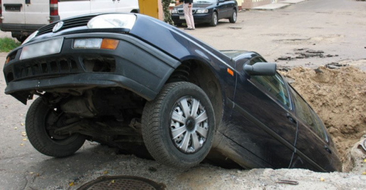 Западня. На дороге в Мариуполе транспорт может угодить в растущий провал (ФОТОФАКТ)