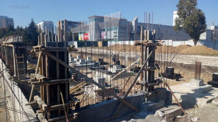 Реконструкция площади Свободы в Мариуполе: что спрятано за железным забором? (ФОТО+ВИДЕО)