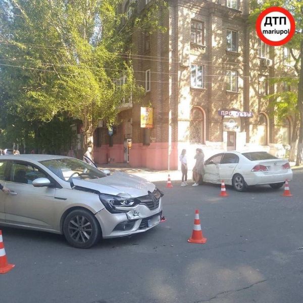 В центре Мариуполя столкнулись легковушки: пострадавшую увезли в больницу (ФОТО)