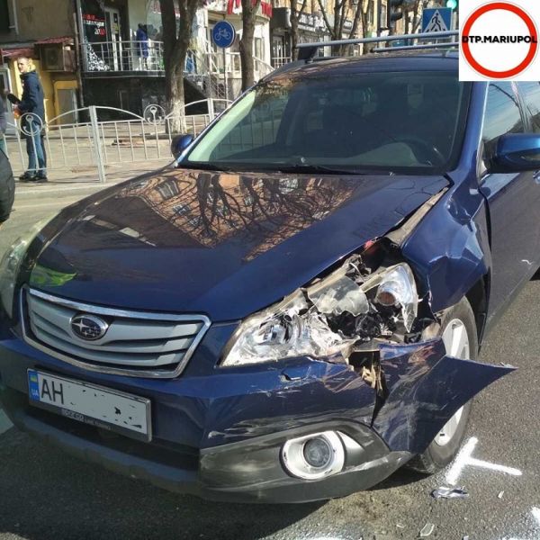 На перекрестке в центре Мариуполя столкнулись автомобили (ФОТО)