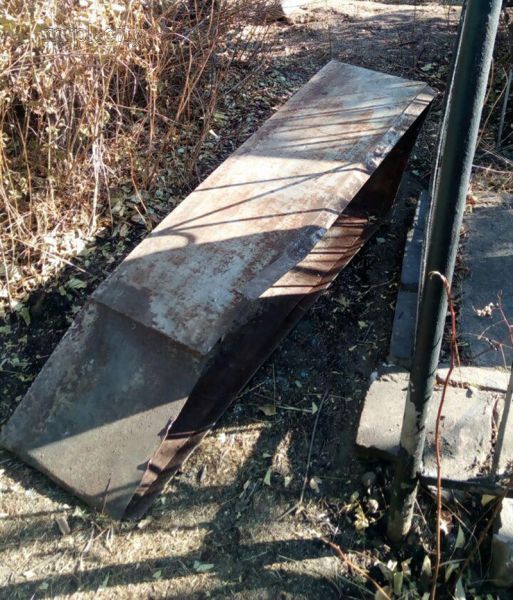 Мариупольцы пустили старые могильные надгробия и ограды на металлолом (ФОТО)