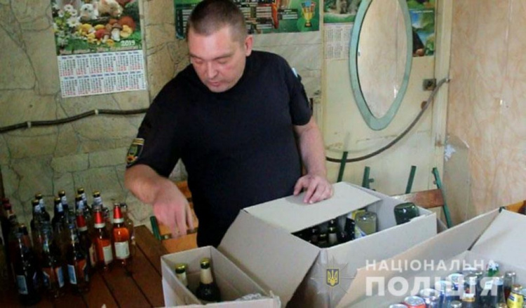 В Мариуполе изъяли сотни литров фальсифицированной водки и самогона (ФОТО)
