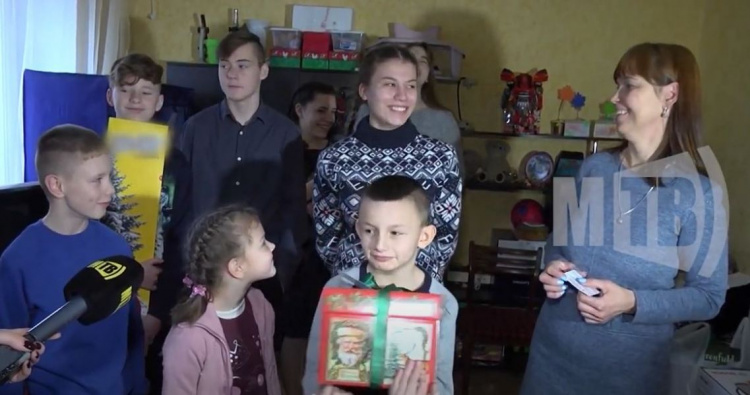 Подарки от Вадима Новинского ко Дню святого Николая передали многодетным семьям в Мариуполе