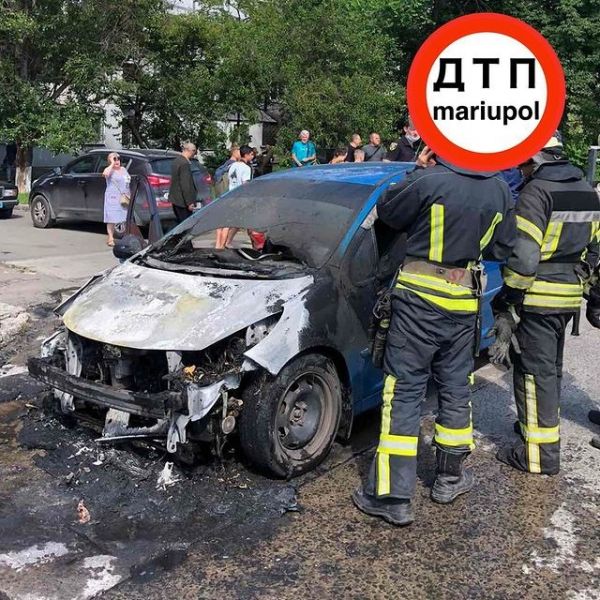 Сгорел автомобиль в центре Мариуполя