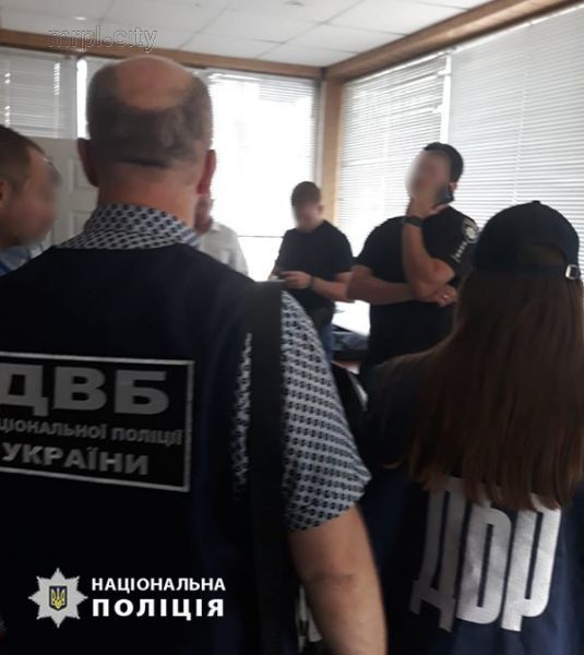 Взятки и поборы на трассе «Славянск-Мариуполь»: правоохранители разоблачили капитана полиции (ФОТО)