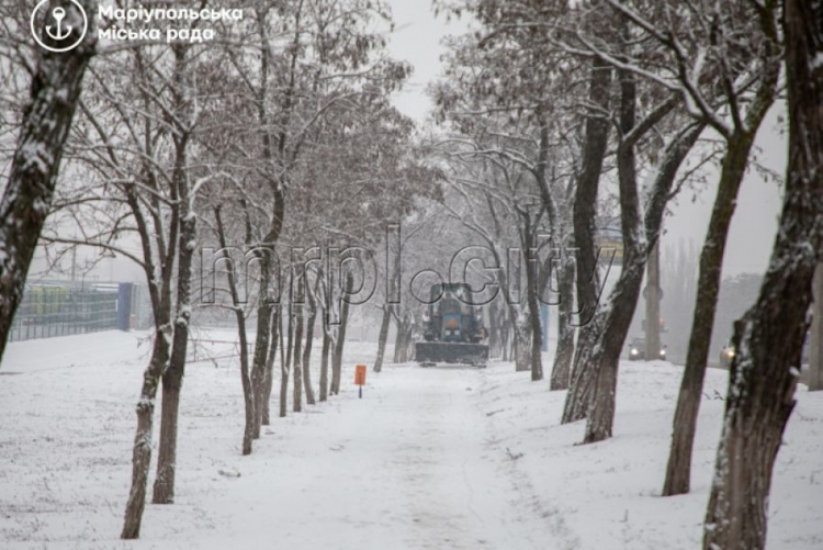 В Мариуполе на борьбу со снегом выехала спецтехника