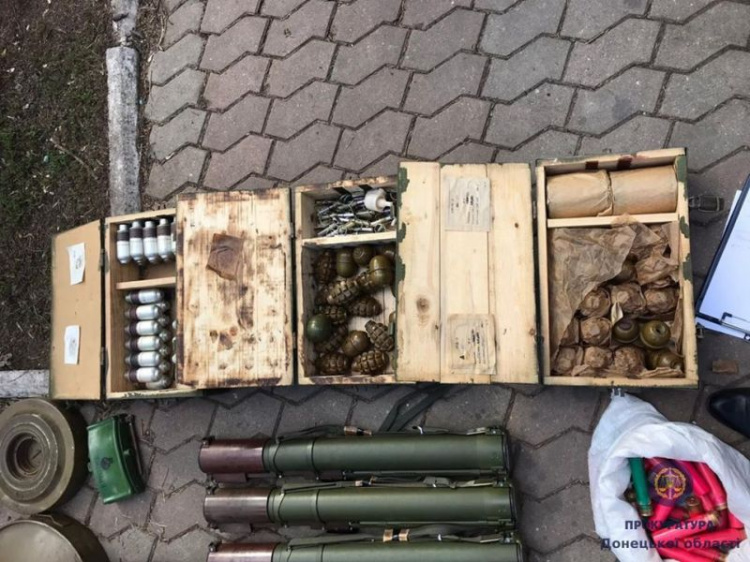 В заброшенном детском центре на Донетчине выявили мощный арсенал оружия (ФОТО)