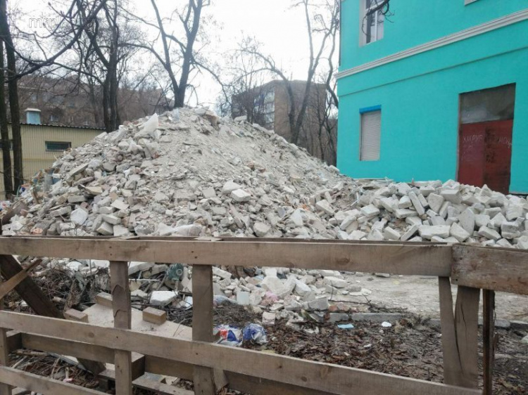 В Мариуполе во дворе городской больницы накопились горы строительного мусора (ФОТОФАКТ)