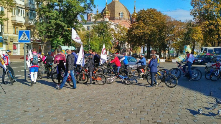 Мариупольские велосипедисты закрыли сезон велопробегом по улицам города (ФОТО+ВИДЕО)