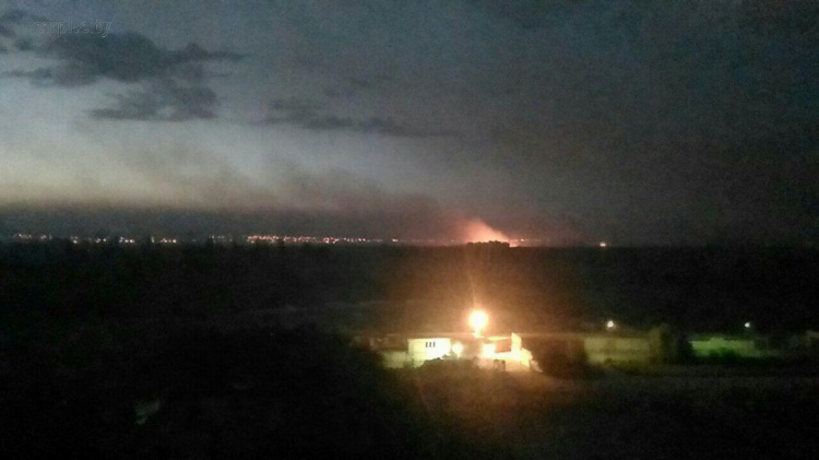 На окраинах Мариуполя вспыхнул пожар (ФОТО+ВИДЕО)