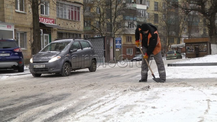 Мариуполь присыпало снегом: дороги и тротуары очищают коммунальные службы