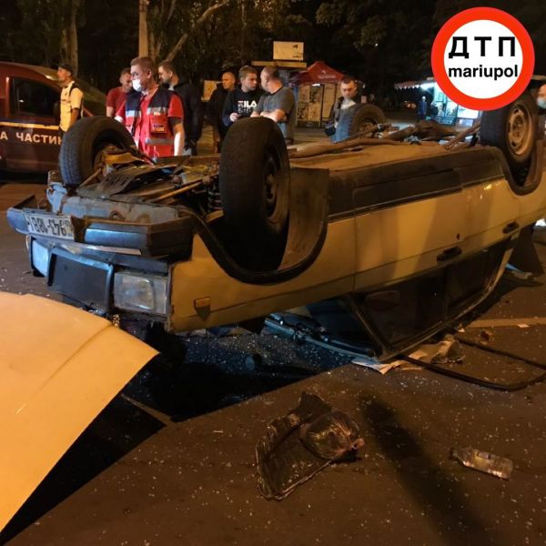 В Мариуполе столкнулись легковушки: от удара машину перевернуло