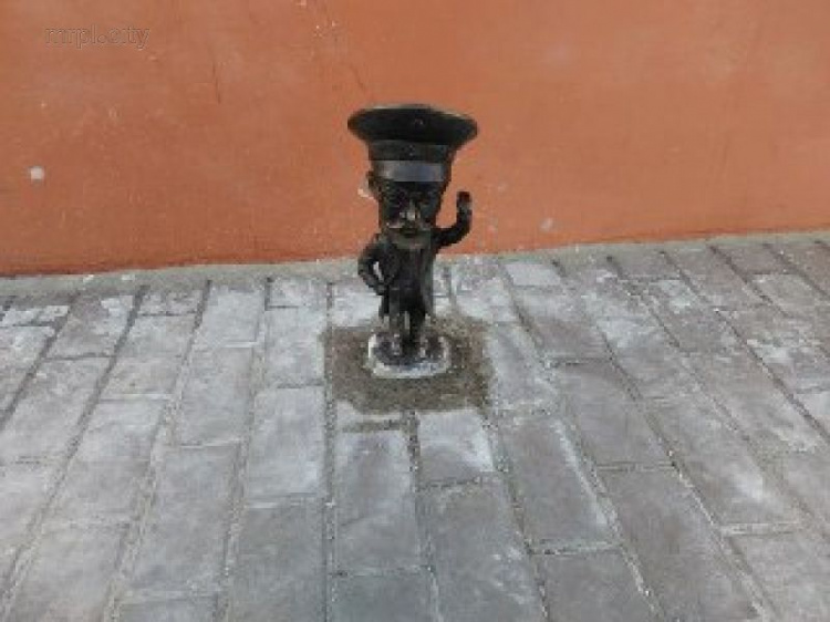 В центре Мариуполя появилась новая мини-скульптура Нильсена (ФОТО)