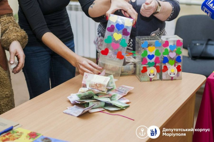 Перед сессией горсовета в Мариуполе собрали деньги на утренник для детей с инвалидностью (ФОТО)
